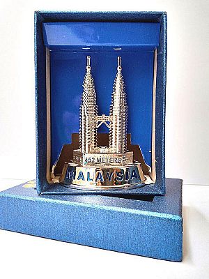 Miniatur Menara Petronas Twin Towers Souvenir Malaysia Replika Pajangan Tower – A238